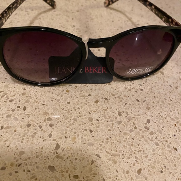 Sunglasses -NWT - Picture 4 of 5